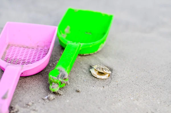 Vacation image of children's beach toys on the sand — Stock Photo, Image