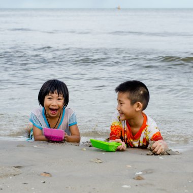 Tay san'kazma eğlenceli ve kız yaşları 6 ve 4 var