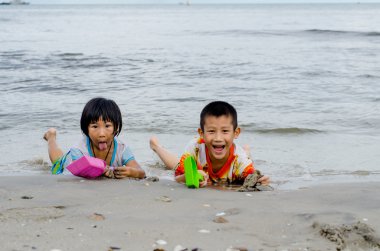 Tay san'kazma eğlenceli ve kız yaşları 6 ve 4 var