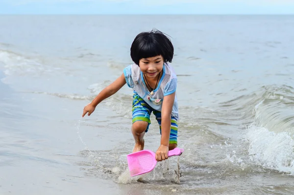 Adorável menina brincando na praia — Fotografia de Stock