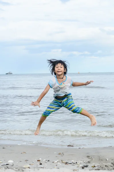 Latający skok plaży dziewczyny na plaży — Zdjęcie stockowe