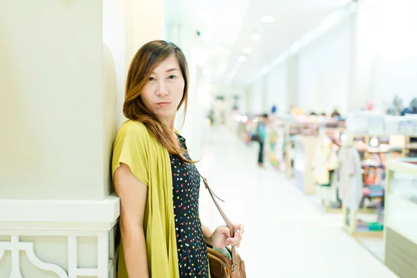 Asiatiska kvinnor shopping i köpcentrum — Stockfoto