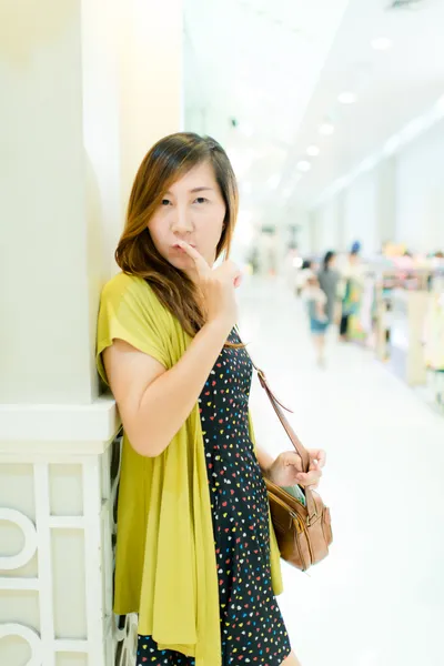 Mulheres asiáticas fazendo compras no shopping — Fotografia de Stock