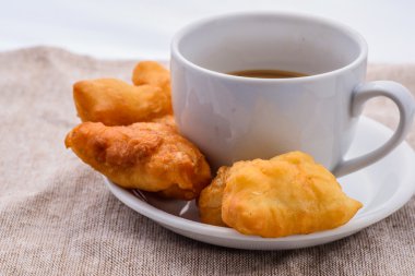 derin kızarmış hamur sopa ve kahve