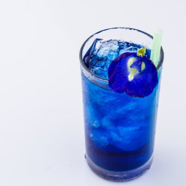 beyaz zemin üzerine buz ile bitkisel içki Asya pigeonwings