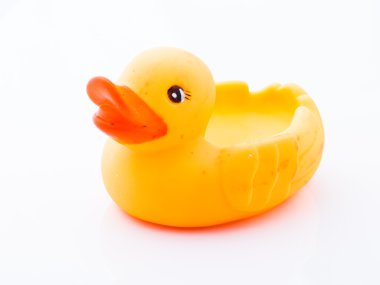 Beyaz arka planda izole edilmiş sevimli sarı plastik ördek.