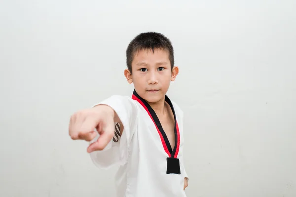 Tineri baiat formare taekwondo acțiune izolat — Fotografie, imagine de stoc