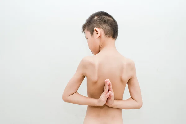 Mladý chlapec dělat cvičení jógy v virasana nebo hrdina pozice s reve — Stock fotografie