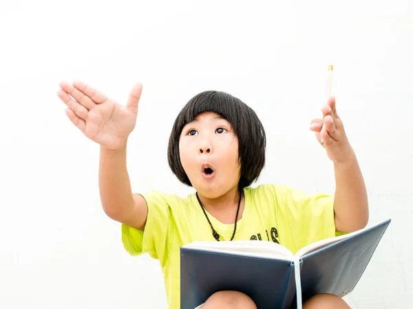 Cara engraçada pequena menina asiática Estudando — Fotografia de Stock