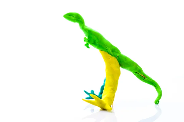 Dinosaurio hecho de arcilla infantil aislada sobre fondo blanco —  Fotos de Stock