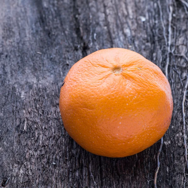 Ahşap zemin üzerinde turuncu kuru elma sözleşmeli — Stok fotoğraf