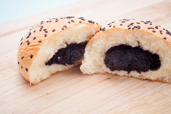 Panini con semi di sesamo e pisello nero su fondo di legno — Foto Stock