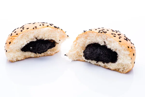 Brötchen mit schwarzem Sesam auf weißem Hintergrund — Stockfoto
