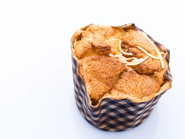 Gustosa torta di muffin al cocco, isolata su bianco — Foto Stock