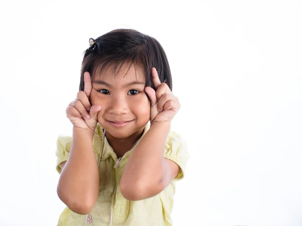 Petite fille mignonne en jaune faisant drôle visage — Photo