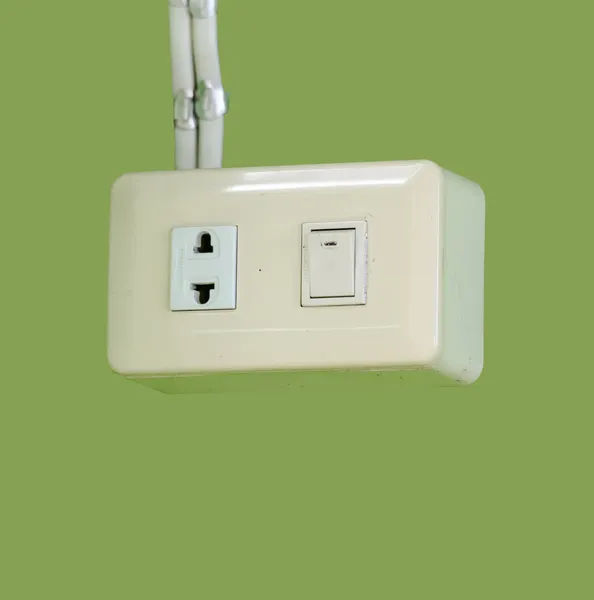 Oude witte stopcontact gemonteerd op groene muur — Stockfoto