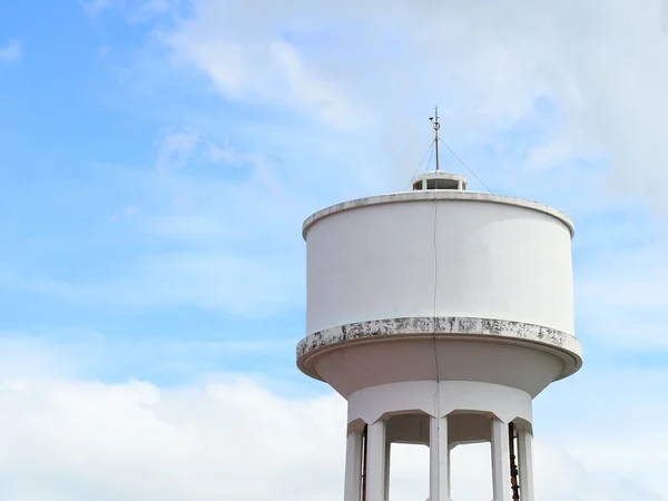 Cimento tanque de armazenamento de água com céu azul . — Fotografia de Stock