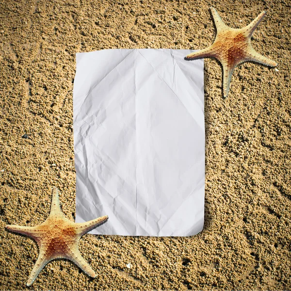 Lege verfrommeld papier op wit zand strand met starfish.vacation — Stockfoto