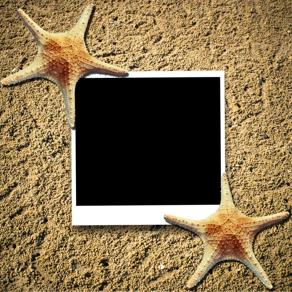 Starfish in het strand zand - ruimte kopiëren — Stockfoto