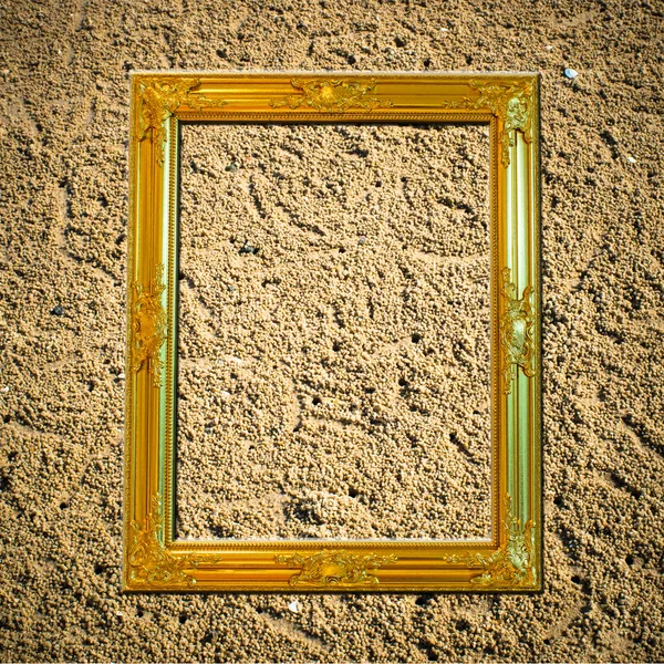 Boş ahşap altın vintage kum üzerinde çerçeve — Stok fotoğraf