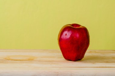 ahşap masa üstünde elma