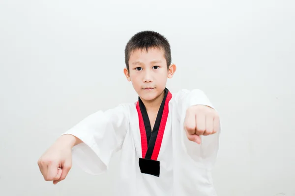 Menino de artes marciais em kimono excercising karate kata, isolado em branco — Fotografia de Stock