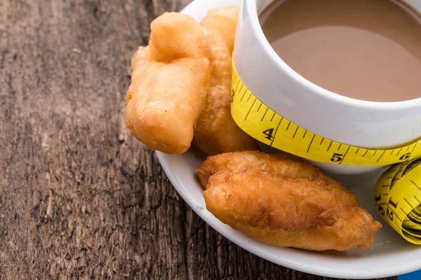 Pasta fritta, caffè e Misura nastro — Foto Stock