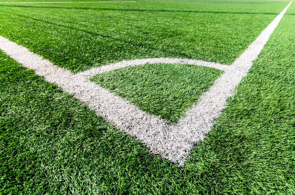 Rayas blancas en el campo de fútbol verde — Foto de Stock