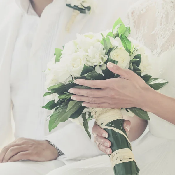 Bello mazzo nuziale in mani della sposa — Foto Stock