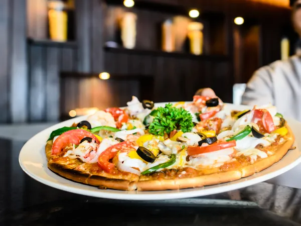 Tire Pizza chef — Fotografia de Stock