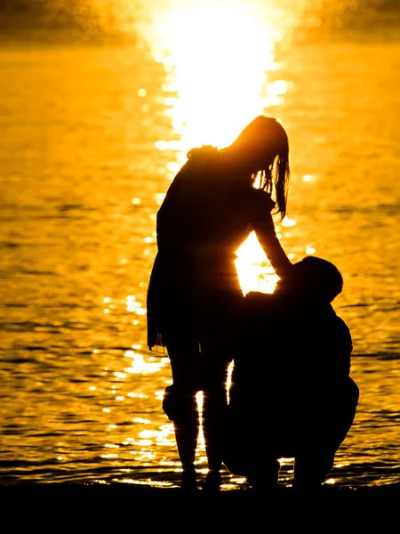 Casal na praia com nascer do sol — Fotografia de Stock