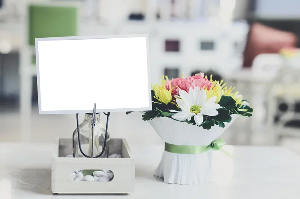 Carte postale avec des fleurs fraîches et balise vide pour votre texte . — Photo