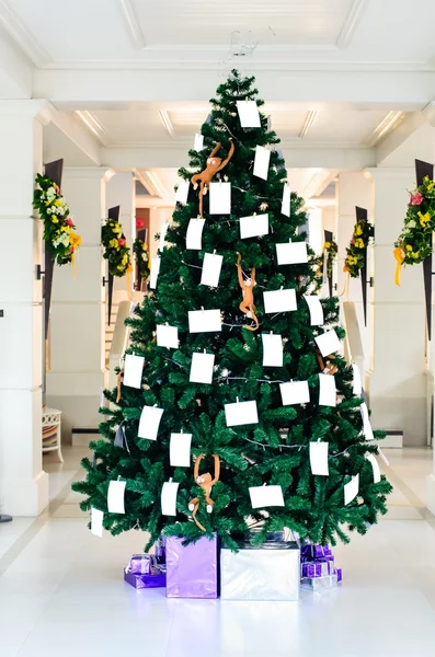 Albero di Natale con cartolina in soggiorno — Foto Stock