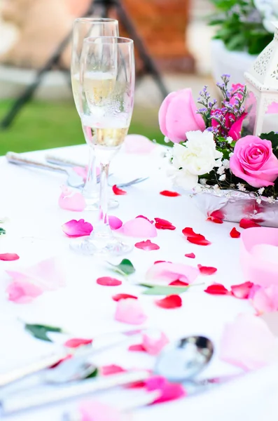 Gafas de boda con champaign y rosas en la mesa — Foto de Stock