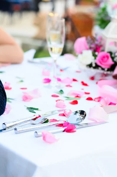 Bryllupsglass med champagne og rosenkrans på bordet – stockfoto