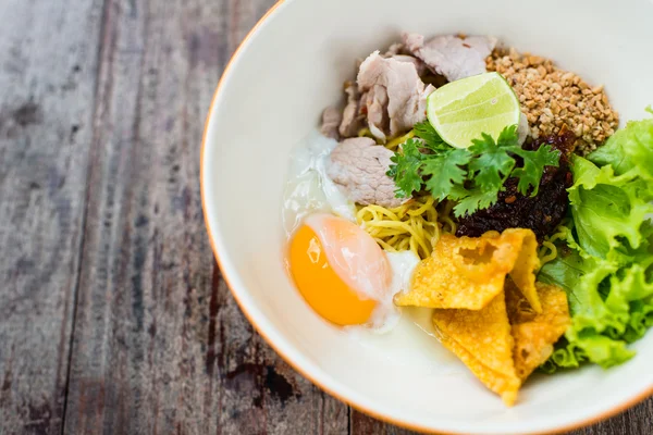 Ahşap masa rafadan yumurta ile domuz noodle — Stok fotoğraf