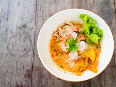 Bana karides veya şehriye ahşap zemin üzerinde karides