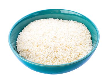 beyaz zemin üzerinde bir seramik kase çiğ basmati pirinç