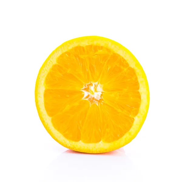 Апельсинові фруктові сегменти або канти ізольовані на білому — стокове фото