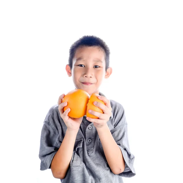 Šťastné asijské boy v ruce držel pomeranče — Stock fotografie