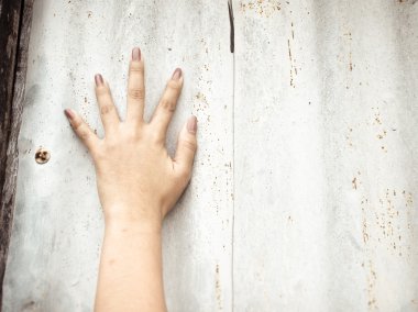 sağ el grunge arka plan üzerinde yardım çağırma