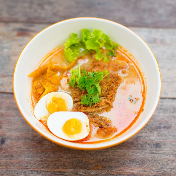 Springy Noodles with Steaming Hot and Spicy Soup,Tonkatsu noodle — Stock Photo, Image