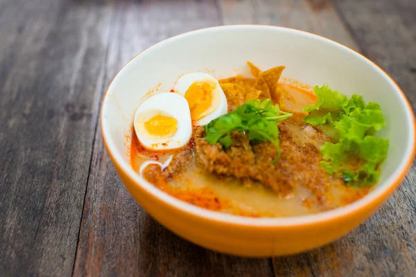 Spänstiga nudlar med ångande varm och kryddig soppa, tonkatsu nudel — Stockfoto