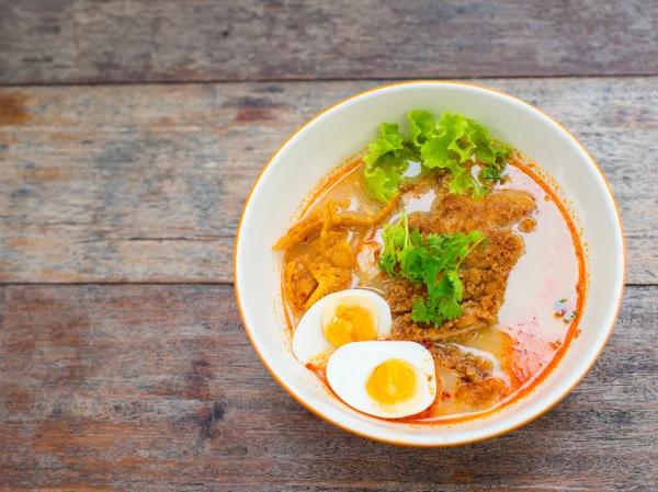 Ελαστικός noodles με αχνιστό ζεστό και πικάντικο σούπα, tonkatsu μανέστρα — Φωτογραφία Αρχείου
