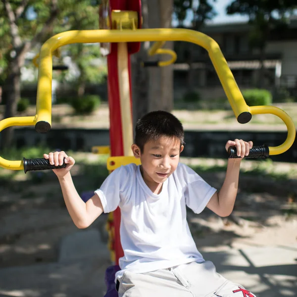 亚洲男孩玩在健身房室外的阳光灿烂的日子 — 图库照片