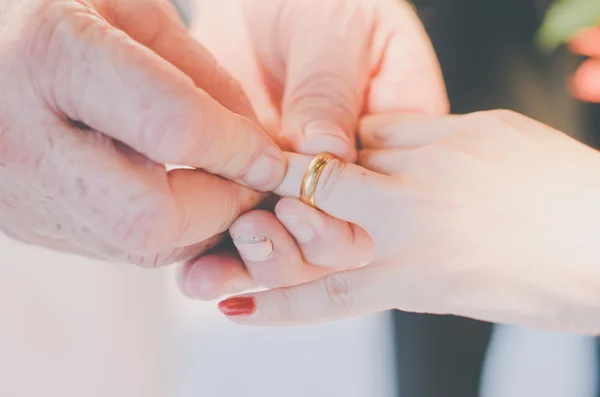 Gros plan sur la main d'un homme mis sur une bague de fiançailles sur la finge — Photo