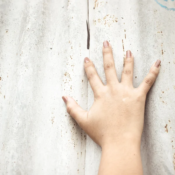 Höger hand efterlyser hjälp på grunge bakgrund — Stockfoto