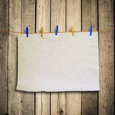 Giysi peg ve kırpma yoluyla vintage içinde kağıt notları