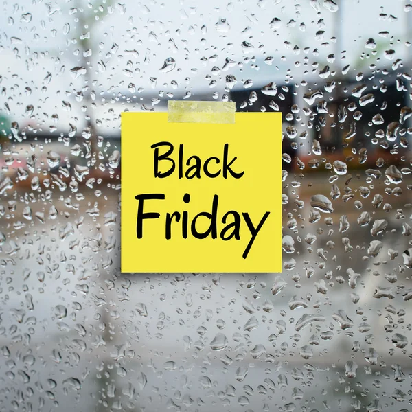 Notiz vom schwarzen Freitag auf Regentropfen-Fenstern — Stockfoto