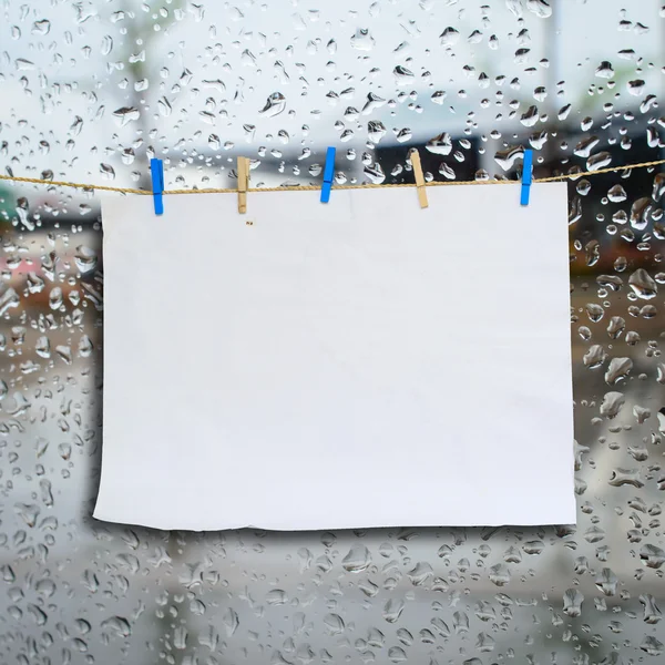 Vêtements cheville et notes de papier avec chemin de coupe sur miroir goutte à goutte de pluie — Photo